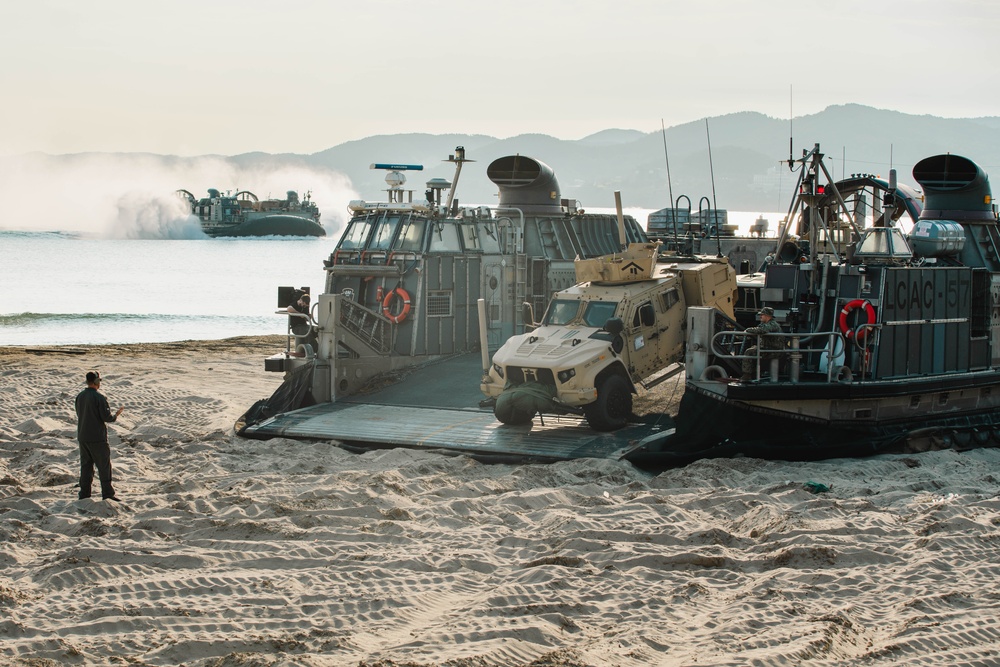 15th MEU Marines Arrive in Korea Through Ship-to-Shore Movements