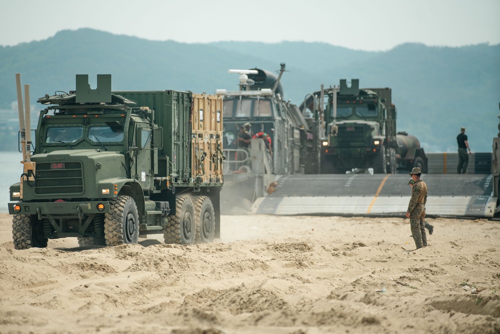 15th MEU Marines Arrive in Korea Through Ship-to-Shore Movements