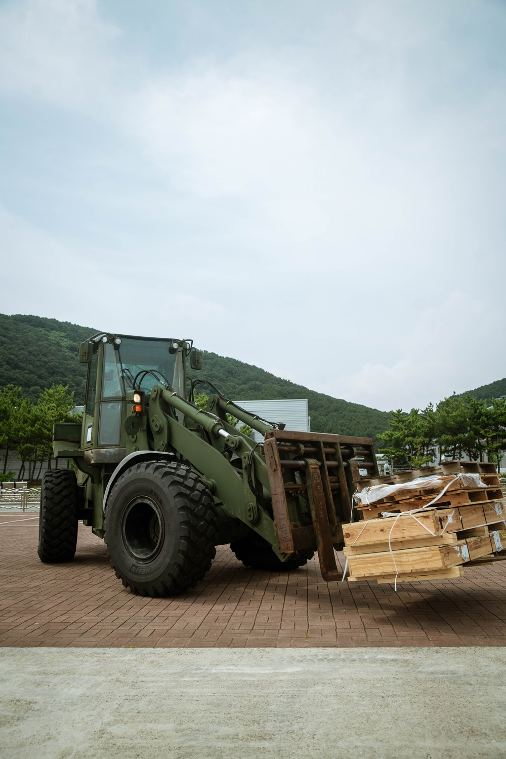 15th MEU Marines Offload USS Harpers Ferry in South Korea