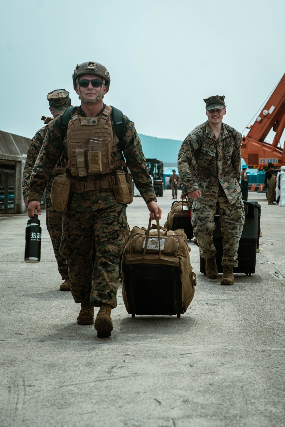 15th MEU Marines Offload USS Harpers Ferry in South Korea