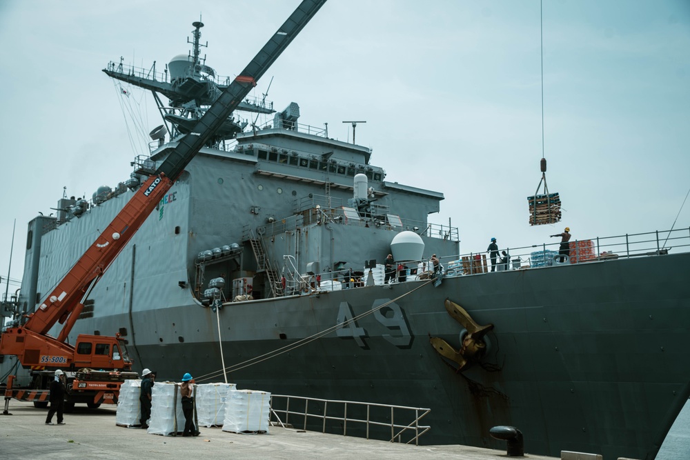 15th MEU Marines Offload USS Harpers Ferry in South Korea