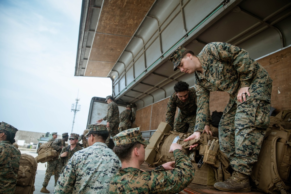 15th MEU Marines Offload USS Harpers Ferry in South Korea