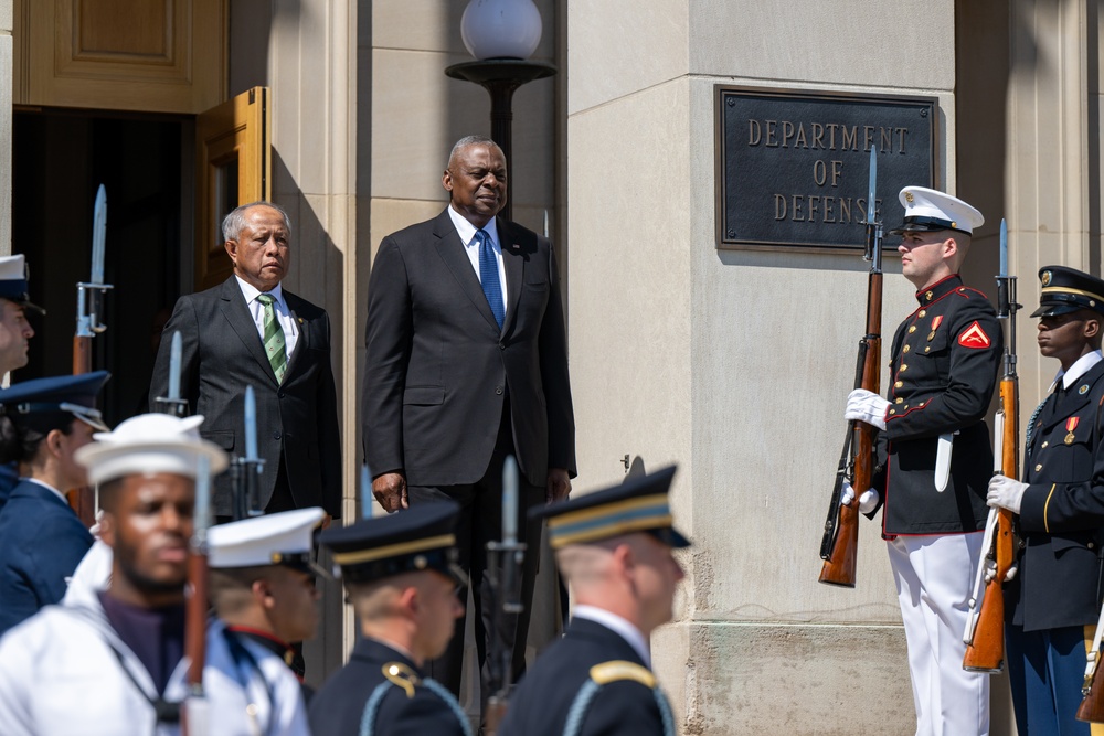 Secretary Austin hosts Brunei's Defense Minister II Halbi bin Mohammad Yussof