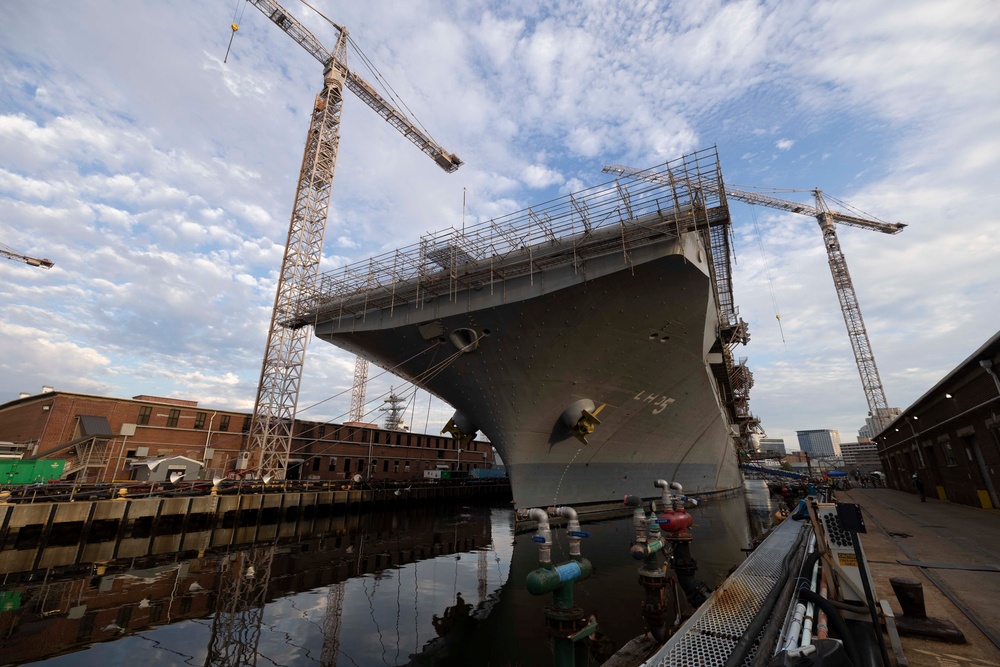 USS Bataan Sailors Conduct Anchor Drop