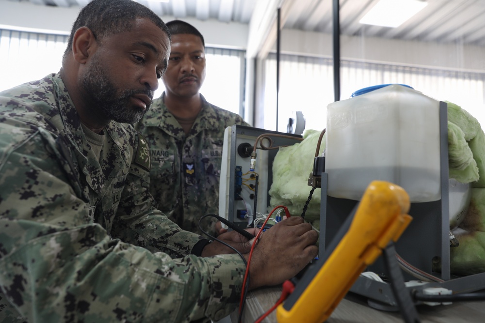 Biomedical Technicians Test Hospital EquipmentBiomedical Technicians Test Hospital Equipment