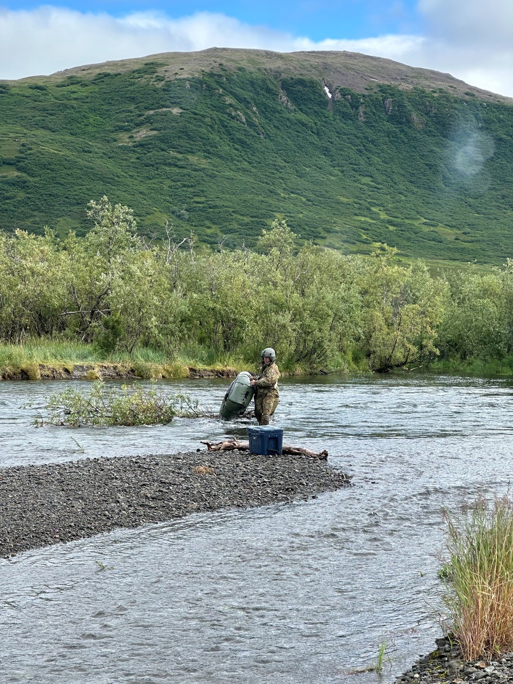 Alaska Army Guard helicopter crew rescues rafter on Goodnews River