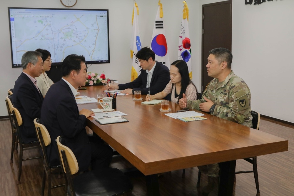 Yongsan-Casey commander builds community partnerships