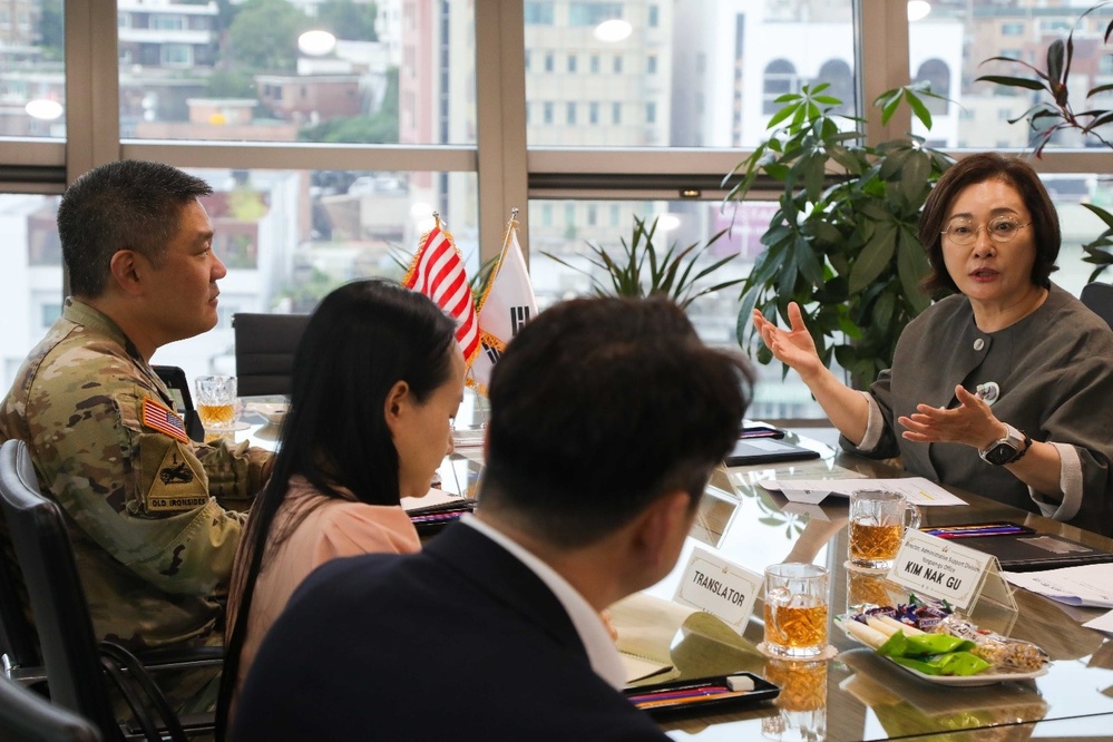 Yongsan-Casey commander builds community partnerships