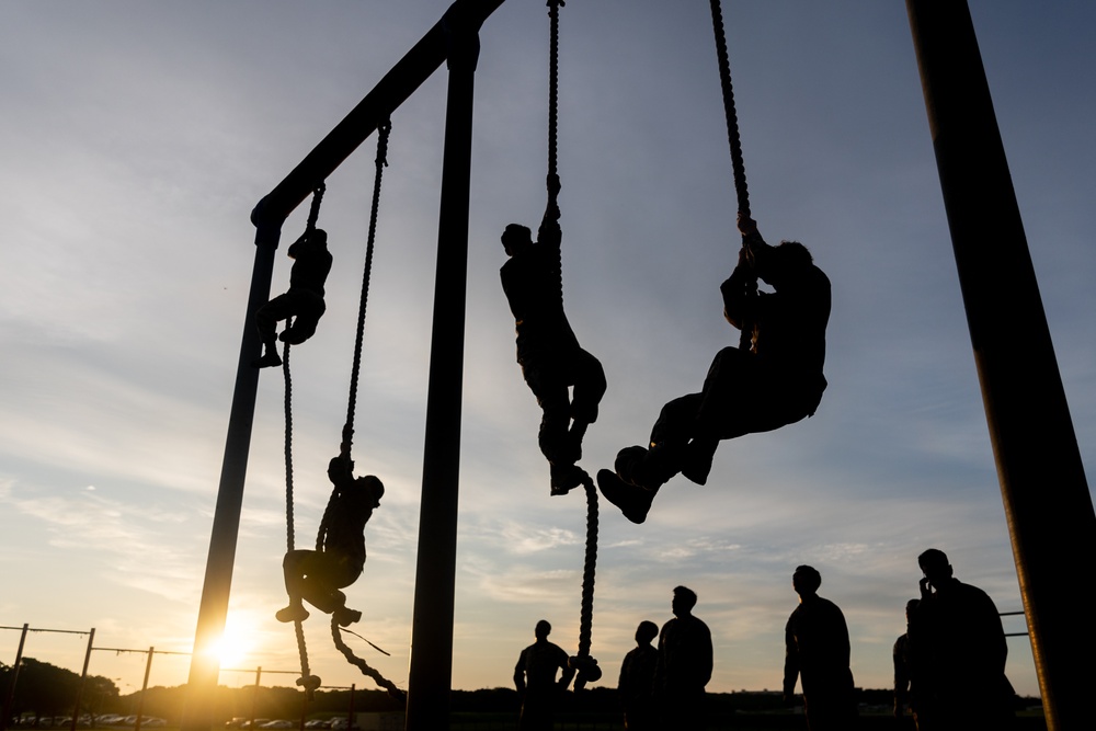 MWHS-1 NCOs navigate the obstacle course