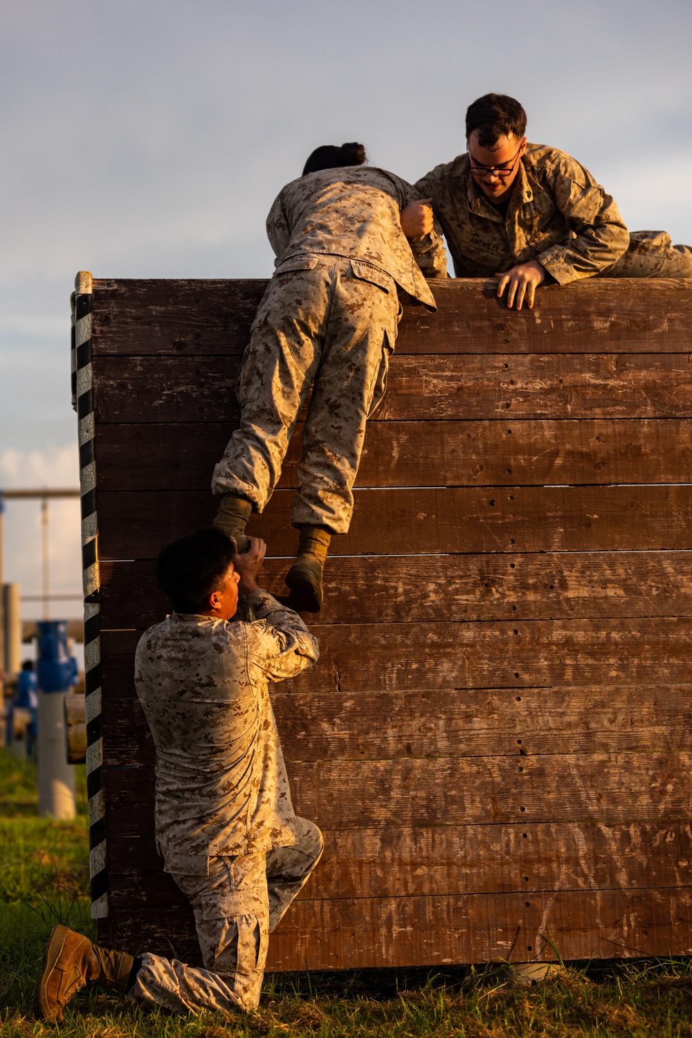 MWHS-1 NCOs navigate the obstacle course