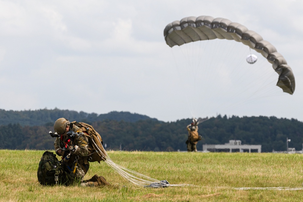 U.S. Army Green Berets perform freefall airborne jump with U.S. Air Force Airmen