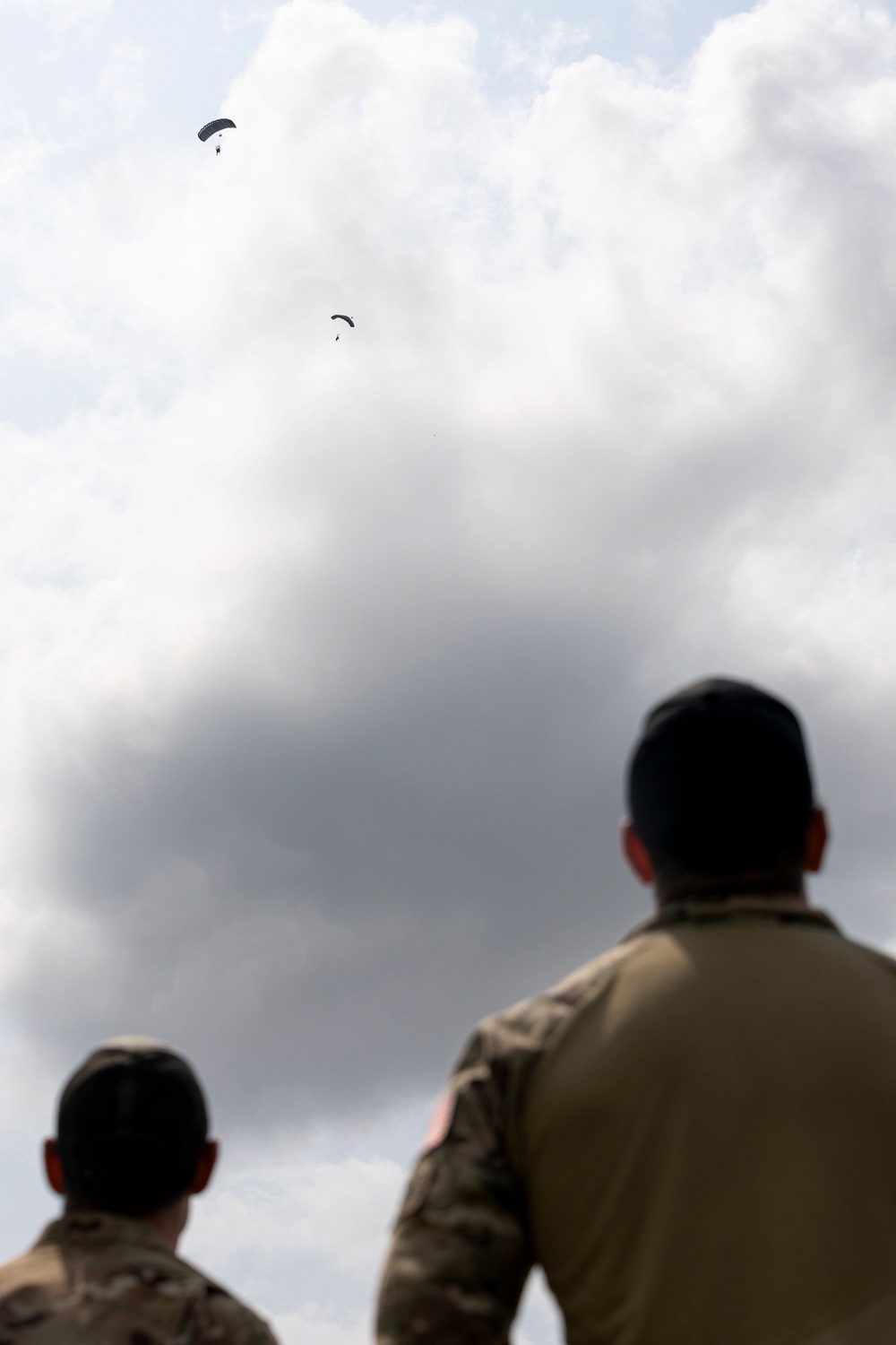 U.S. Army Green Berets perform freefall airborne jump with U.S. Air Force Airmen