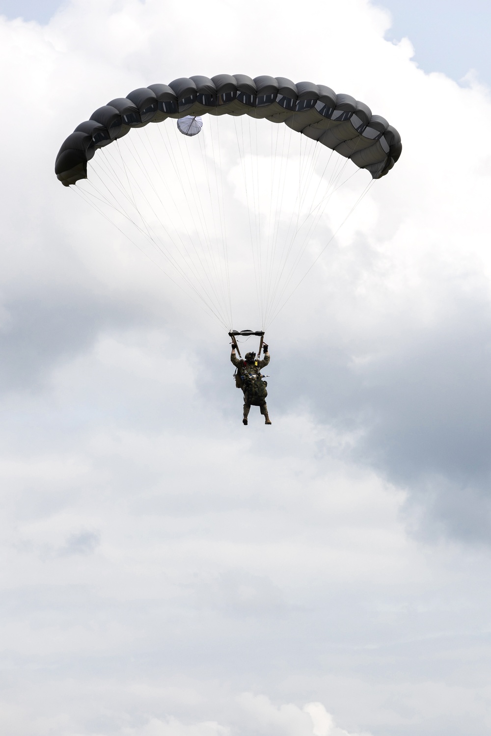 U.S. Army Green Berets perform freefall airborne jump with U.S. Air Force Airmen