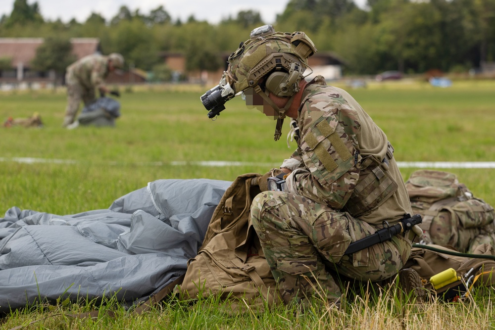 U.S. Army Green Berets perform freefall airborne jump with U.S. Air Force Airmen