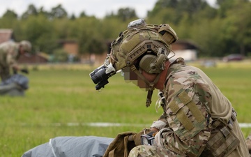 U.S. Army Green Berets perform freefall airborne jump with U.S. Air Force Airmen