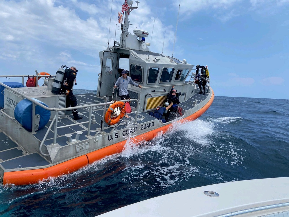 Coast Guard and Good Samaritans rescue missing diver 24 miles east of Bald Head Island > U.S. Coast Guard News > Press Releases