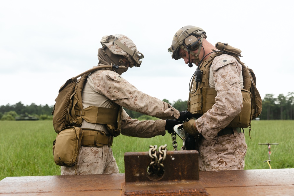 2nd Distribution Support Battalion Conducts Helicopter Support Team Operations