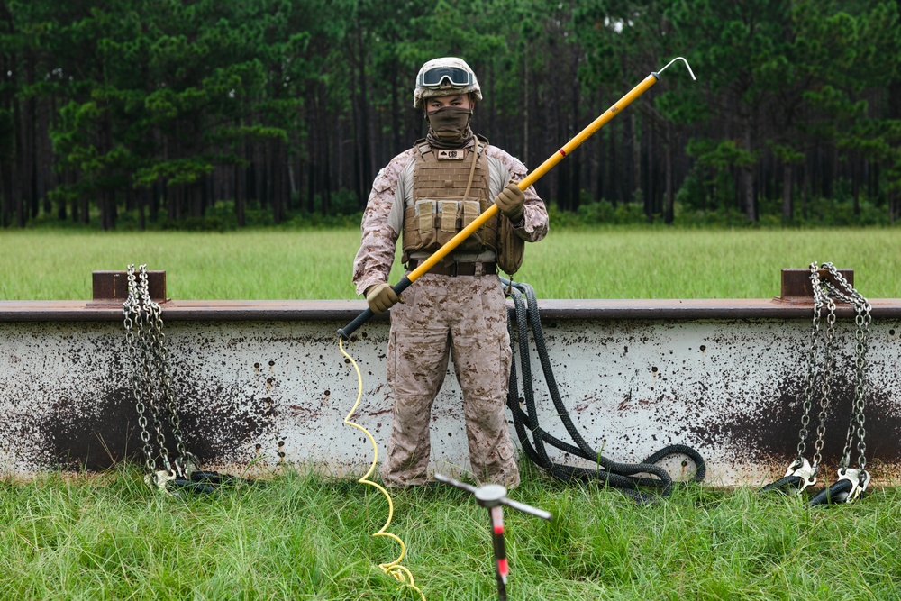 2nd Distribution Support Battalion Conducts Helicopter Support Team Operations