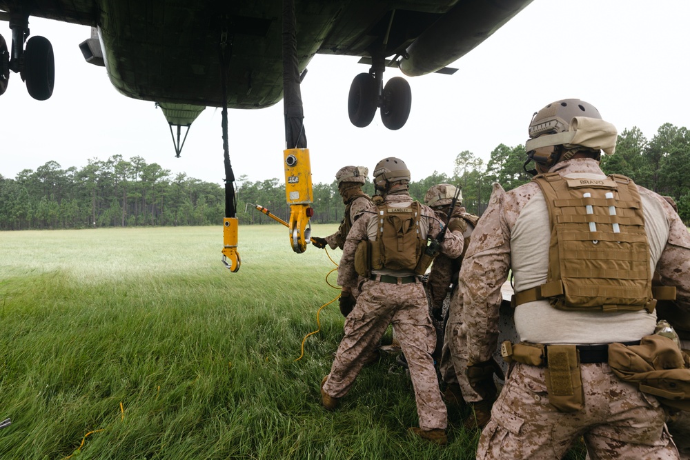 2nd Distribution Support Battalion Conducts Helicopter Support Team Operations