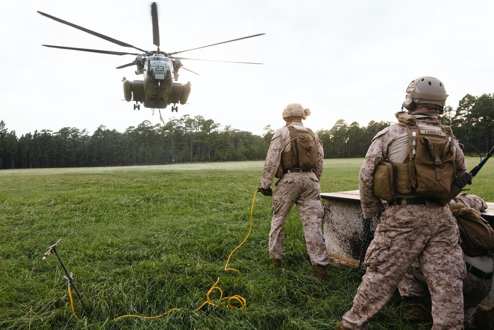 2nd Distribution Support Battalion Conducts Helicopter Support Team Operations