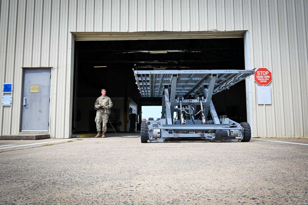 HERKWERX Innovation Lab tests prototype cargo loader