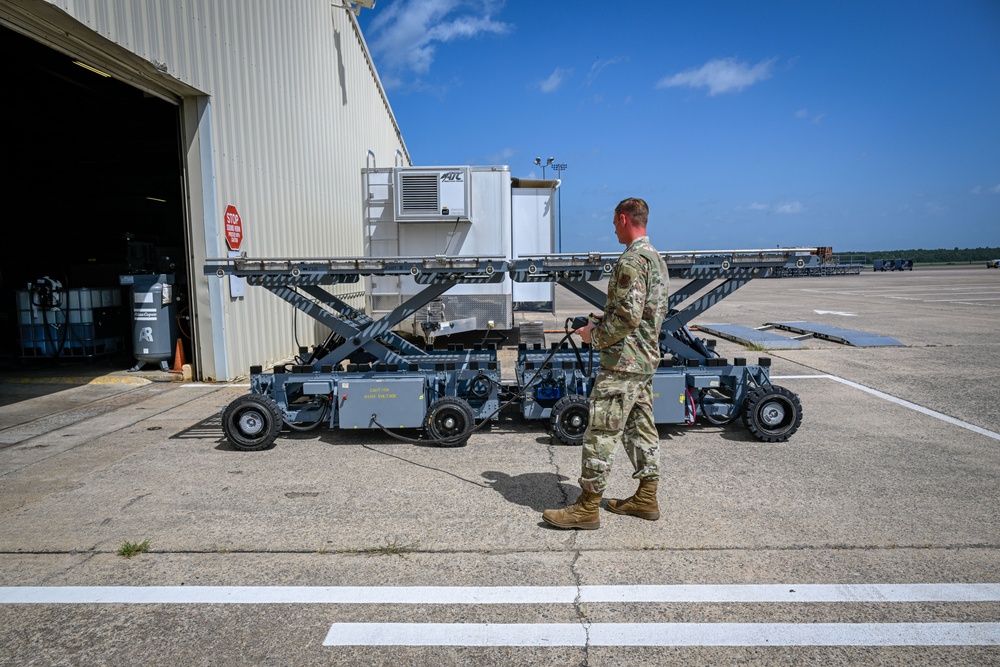HERKWERX Innovation Lab tests prototype cargo loader