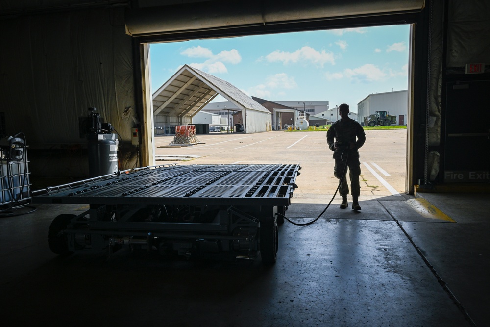 HERKWERX Innovation Lab tests prototype cargo loader