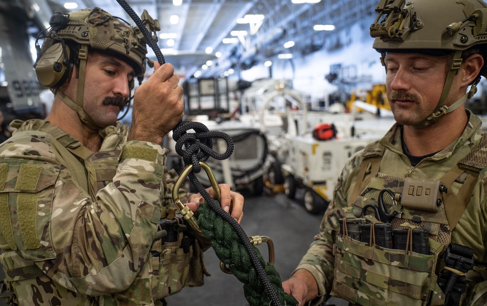 DVIDS - Images - EODMU-1 Conducts Fast Rope Training Aboard USS Carl ...