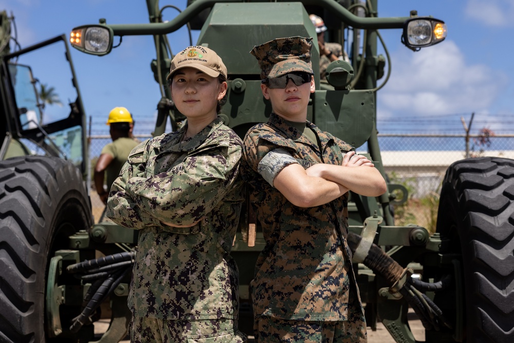 MARFORPAC hosts UH NROTC midshipmen