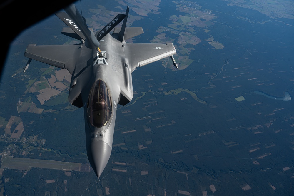 Lightning over Poland: 100th ARW refuels 48th FW during F2T2 NATO exercise