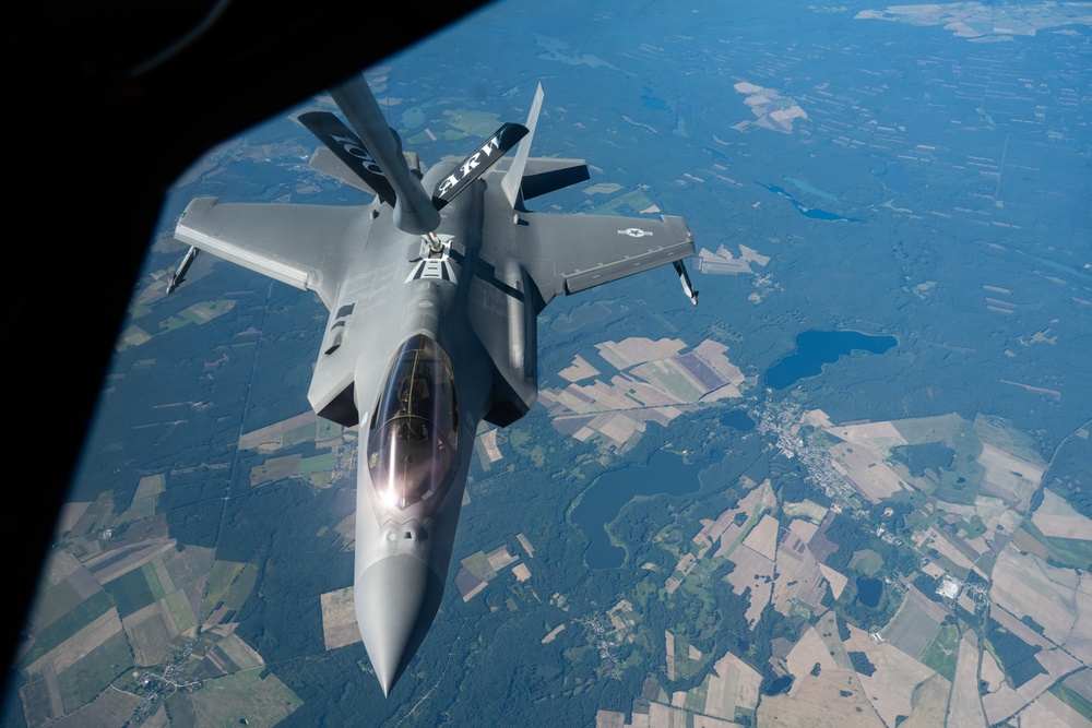 Lightning over Poland: 100th ARW refuels 48th FW during F2T2 NATO exercise