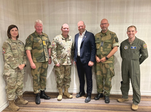 S4S commander strengthens ties with Norwegian delegation during Space Norway ASBM launch