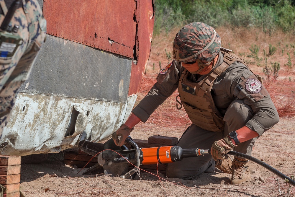 1st MARDIV Marines hone recovery skills of aircraft, personnel