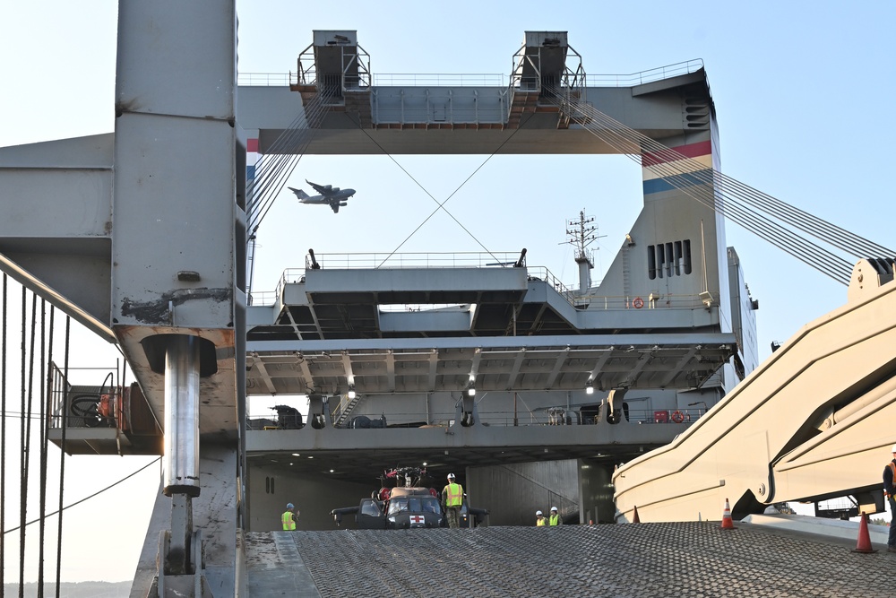 C/1-52 GSAB helicopters return from overseas through Port of Alaska