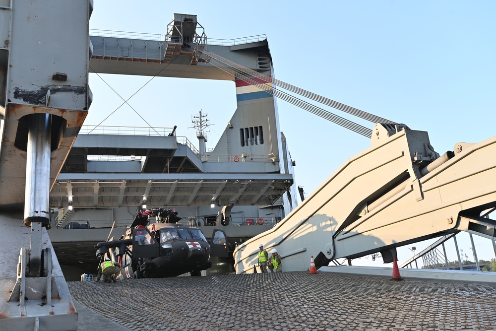 C/1-52 GSAB helicopters return from overseas through Port of Alaska