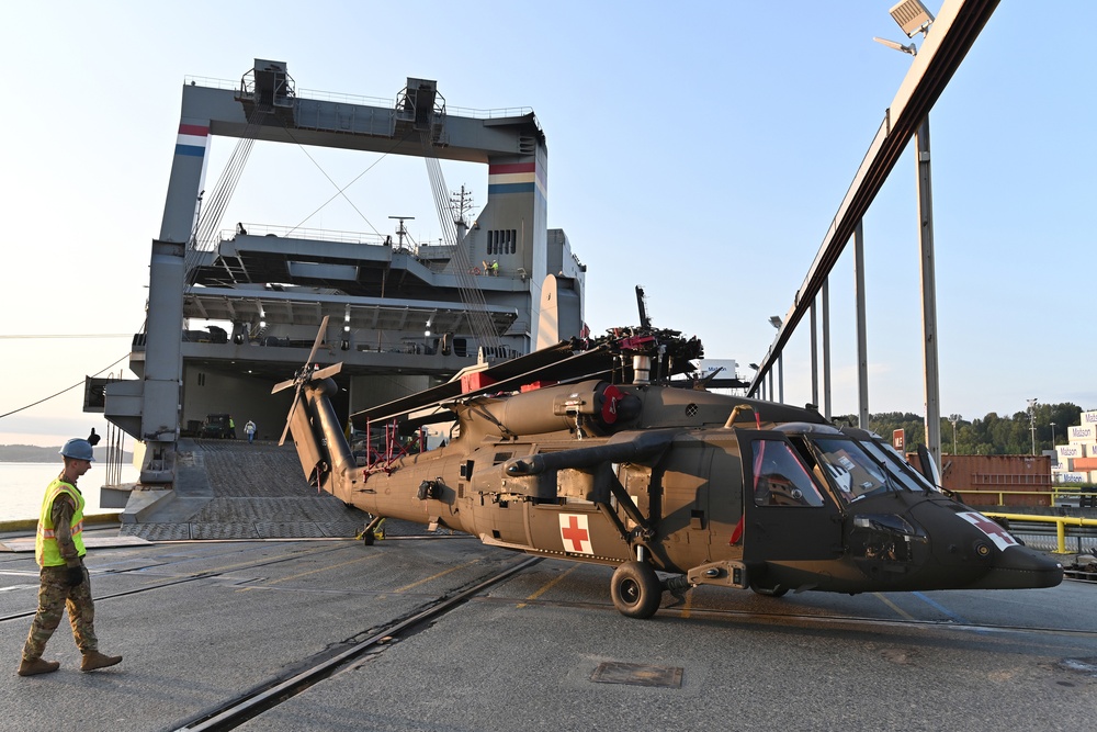 C/1-52 GSAB helicopters return from overseas through Port of Alaska
