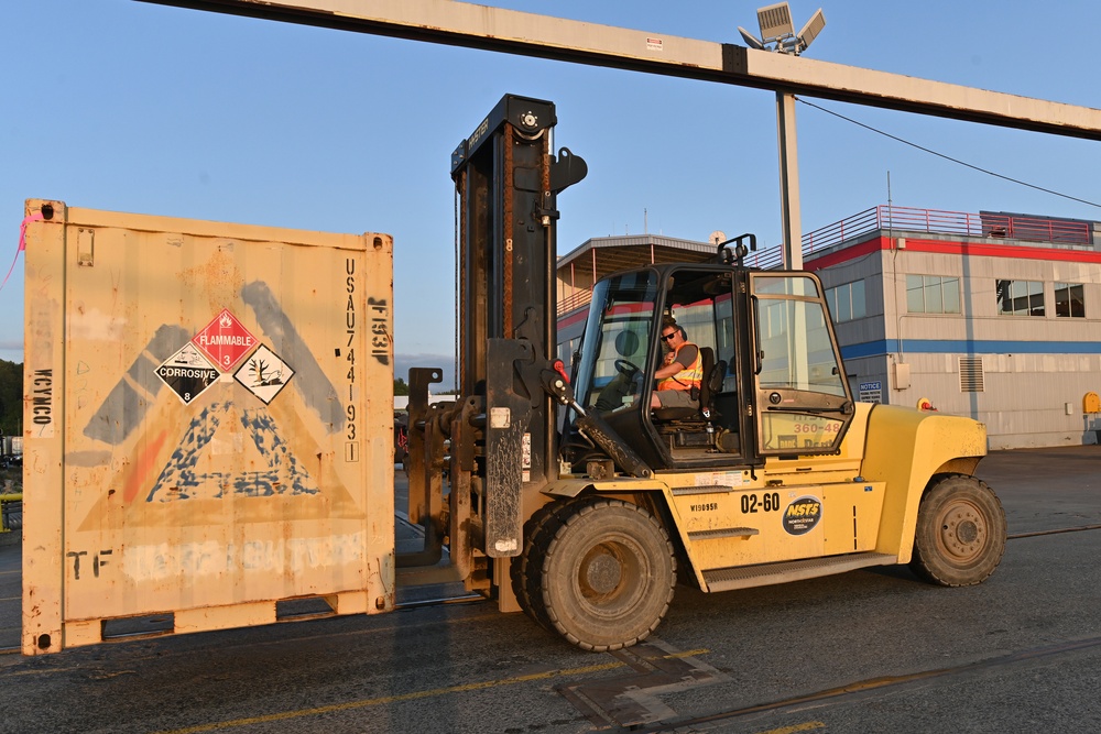 C/1-52 GSAB helicopters return from overseas through Port of Alaska
