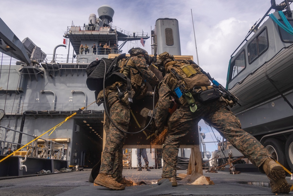 31st MEU conducts VBSS aboard USS Comstock (LSD 45)