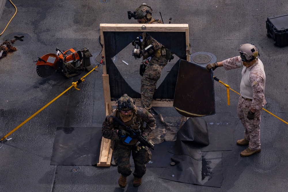 31st MEU conducts VBSS aboard USS Comstock (LSD 45)