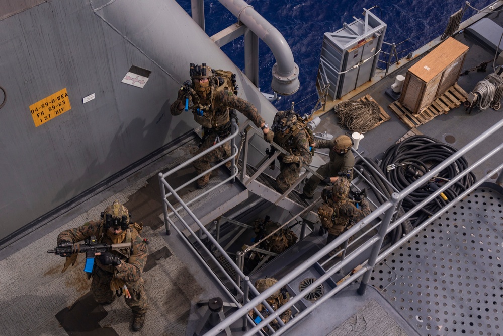 31st MEU conducts VBSS aboard USS Comstock (LSD 45)