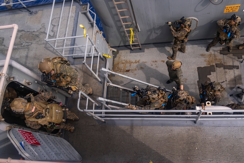 31st MEU conducts VBSS aboard USS Comstock (LSD 45)