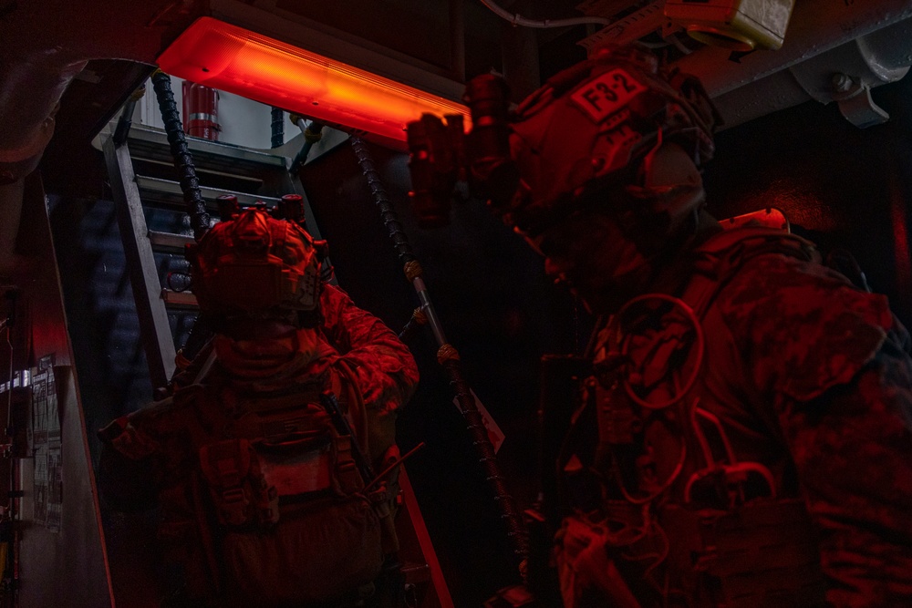 31st MEU conducts VBSS aboard USS Comstock (LSD 45)