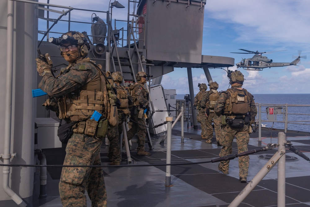 31st MEU conducts VBSS aboard USS Comstock (LSD 45)