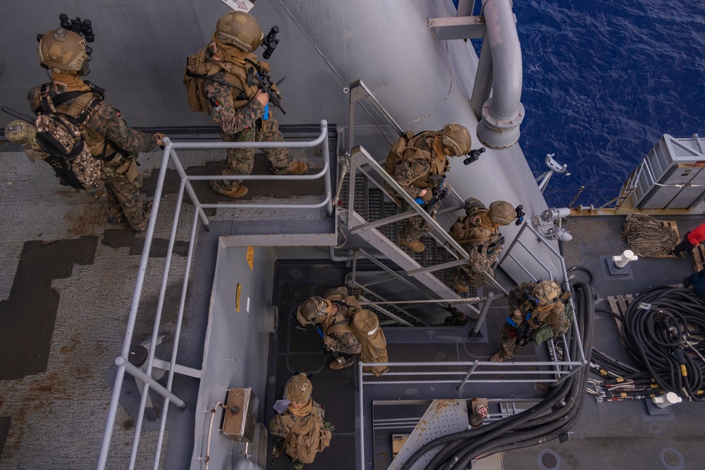 31st MEU conducts VBSS aboard USS Comstock (LSD 45)