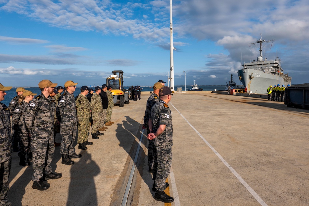 DVIDS - Images - USS Emory S. Land Arrives at HMAS Stirling [Image 2 of 4]