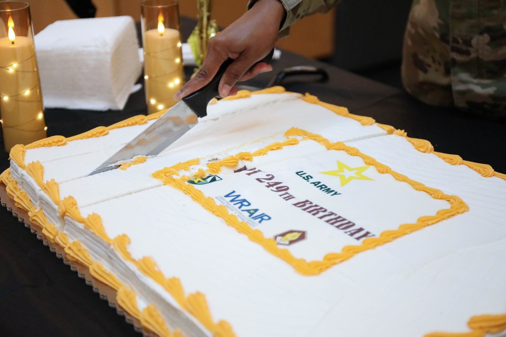 WRAIR celebrates Army’s 249th birthday with cake-cutting ceremony