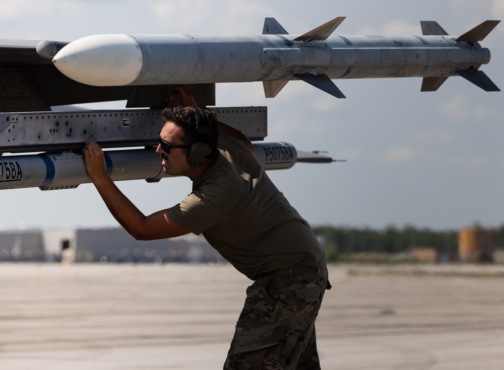 F-16 Hot Pit Refuel