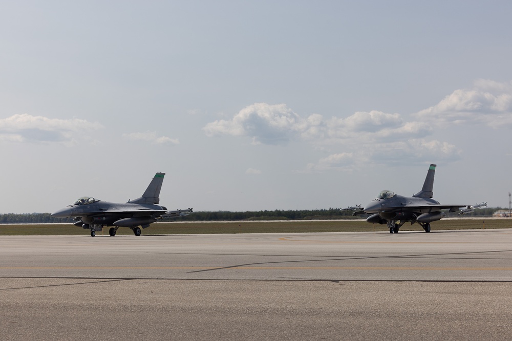 F-16 Hot Pit Refuel