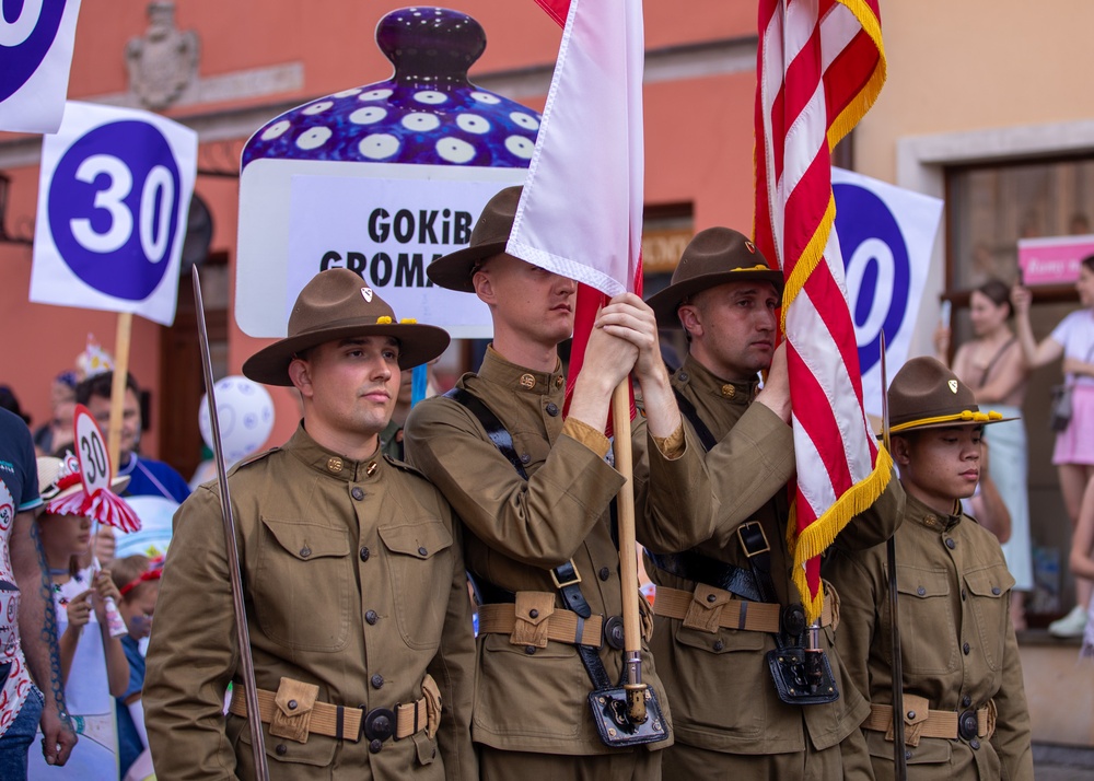 1st Cavalry Division Participates in 30th Annual Polish Ceramic Festival Parade