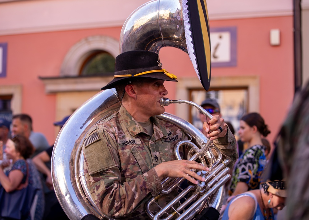 1st Cavalry Division Band Performs in Polish Ceramic Festival Parade